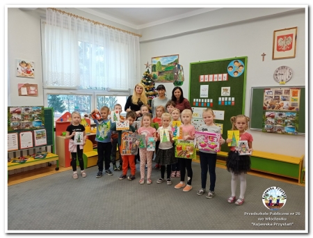 Wolontariusze Fundacji Orange z prezentami dla przedszkola